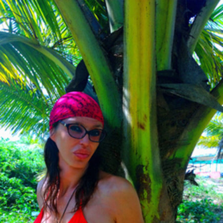 ゴアのクリフ近くのスウィート湖のヤシの木の下で日光浴。